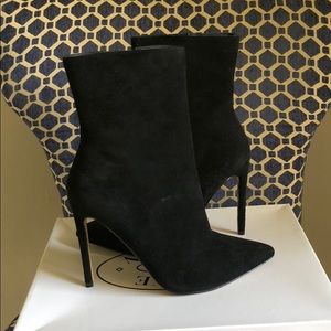 Chic suede black ankle boot!!